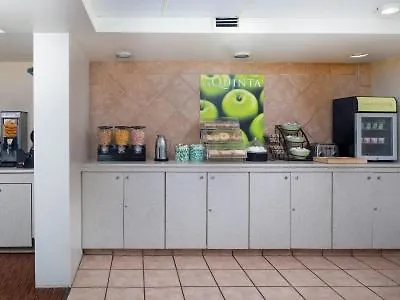 Super 8 By Wyndham Savannah Lodge