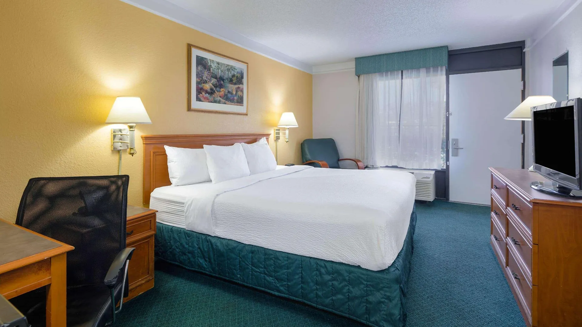 Super 8 By Wyndham Savannah Lodge