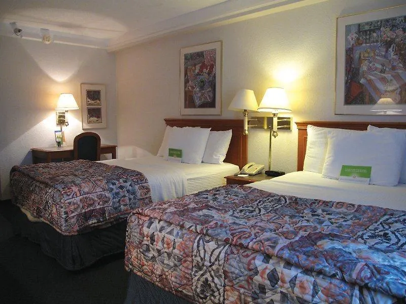 Super 8 By Wyndham Savannah Lodge