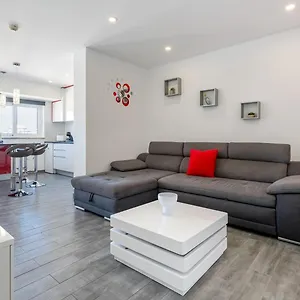 Red Velvet 1 Bdr Flat With Balcony By Lovelystay Apartamento Portimão