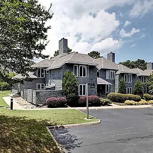 stunning-2br-kingsmill-condo-in-williamsburg-va.williamsburghotelsusa.com/