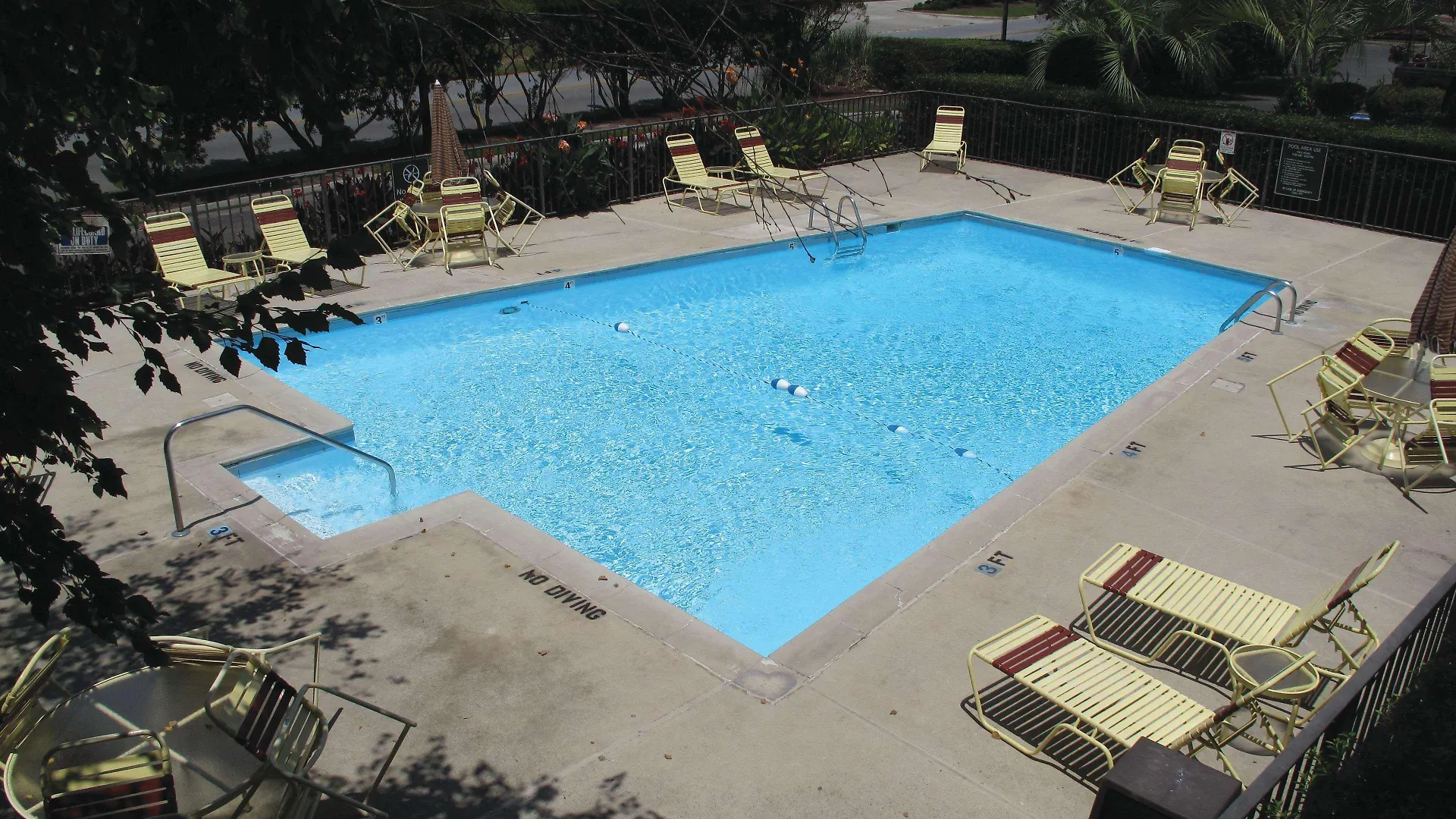 Super 8 By Wyndham Savannah Lodge